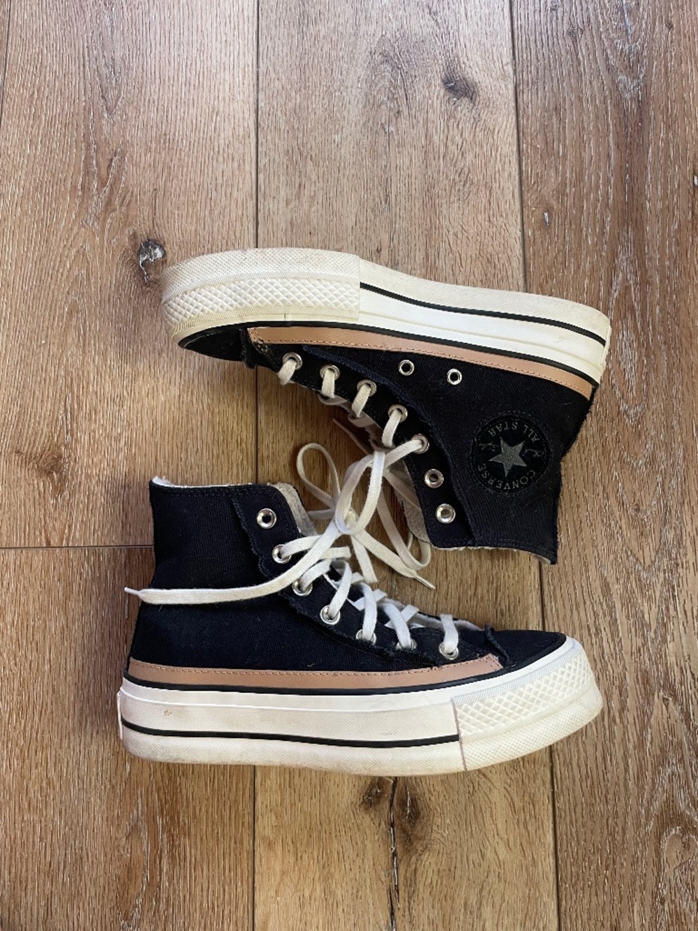 Converse Chuck Taylor with Sherpa Lining Womens Size 6.5
